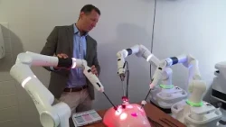 Lékaři hodonínské nemocnice se učili ovládat robotický trenažér